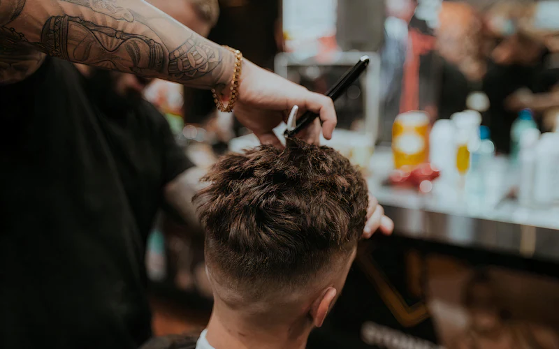 Barbeiro cortando o cabelo de um cliente