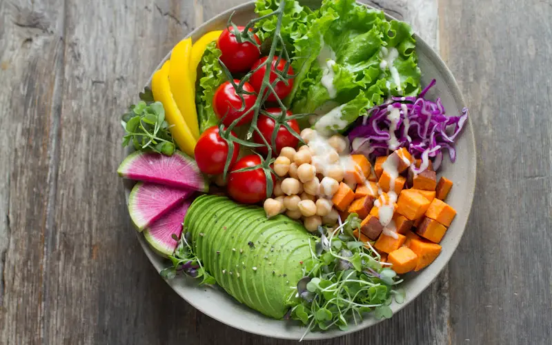 Prato de refeição saudável com salada, legumes e grãos
